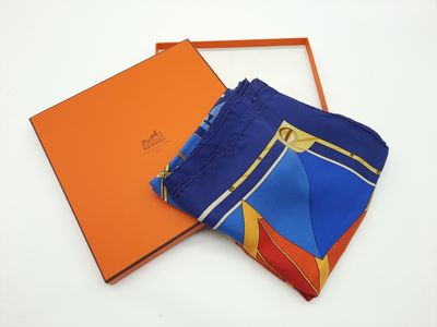 une boîte orange avec un mouchoir bleu et orange et un mouchoir bleu et orange
