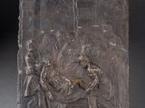 une photo d'une plaque en bronze représentant un homme et une femme