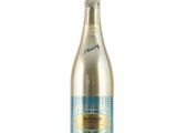 une bouteille de champagne posée sur une surface blanche