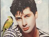une photo d'un homme avec un oiseau sur l'épaule