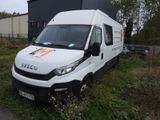 une camionnette blanche garée devant un bâtiment