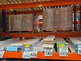 de nombreuses piles de livres sur les étagères du magasin