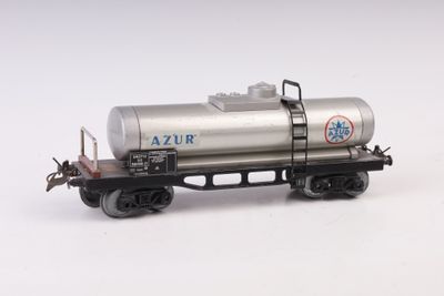 un wagon de train miniature avec un char sur le côté