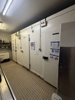 une photo d'une cuisine professionnelle équipée de nombreux appareils électroménagers