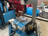 une machine posée sur une table dans une pièce