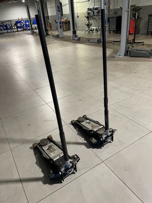 deux crics posés par terre dans un gymnase