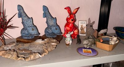 une table sur laquelle sont posés plusieurs objets