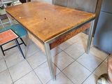 une table de cuisine avec un plateau en bois et des pieds en métal