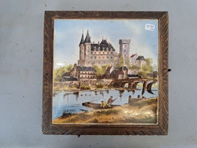 une photo d'un tableau représentant un château accroché au mur