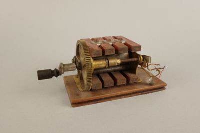 une petite machine posée sur un bloc de bois