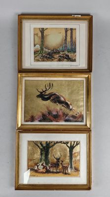 trois photos encadrées représentant des cerfs dans une forêt, avec des arbres en arrière-plan
