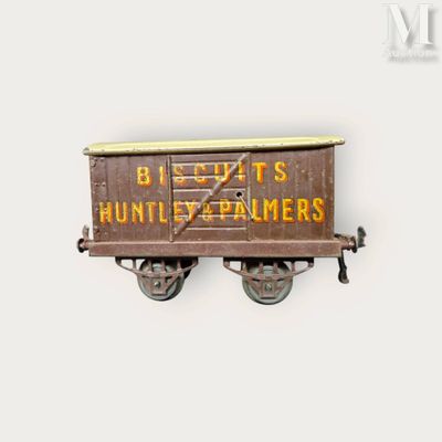 un wagon de petit train sur lequel est accrochée une pancarte