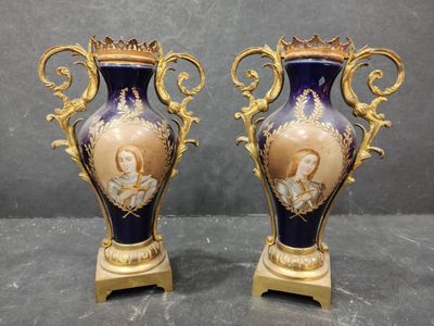 pair of blue and gold vases sitting on top of a table