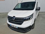 la camionnette blanche est garée devant un bâtiment