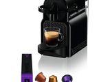une machine à café noir avec une tasse de café à côté
