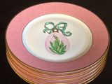 une pile d'assiettes ornées d'un motif rose et blanc