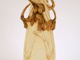 un vase en verre surmonté d'un oiseau