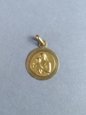 gros plan d'une pièce d'or sur laquelle figure une femme