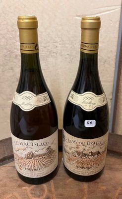 deux bouteilles de vin posées sur une table en bois