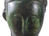 tête de femme en bronze, coiffée d'une coiffe et d'un bandeau