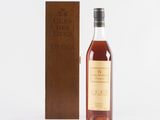 une bouteille de whisky posée à côté d'une caisse en bois