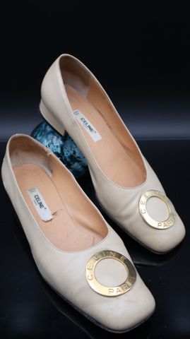 CELINE – Paire de chaussures à petit talon en cuir beige clair, u...