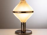 l'image d'une lampe posée sur une table