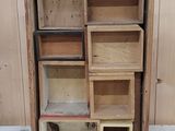 une armoire en bois comportant plusieurs étagères et dans laquelle se trouve une souris