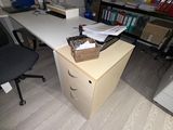 un bureau sur lequel se trouve une boîte, dans une pièce