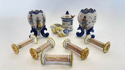 cinq figurines en porcelaine posées sur une table