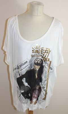 une photo d'un t-shirt sur lequel est représenté un ours
