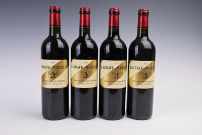 trois bouteilles de vin rouge sont alignées sur une surface blanche