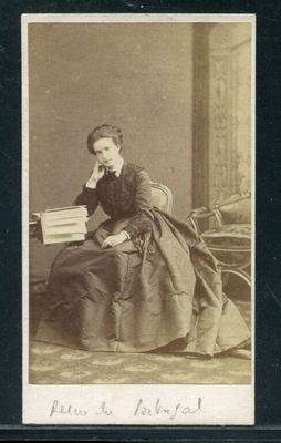 une vieille photo d'une femme assise en train de lire un livre
