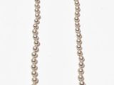 collier de perles sur une chaîne, sur fond blanc