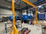 une grue installée au milieu d'un immeuble