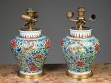 paire de vases orientaux reposant sur un socle en marbre et dotés de ferrures en laiton