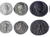 gros plan d'un paquet de pièces de monnaie sur une surface blanche
