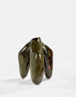 trois bananes vertes posées sur une surface blanche