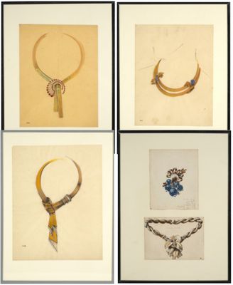 quatre photos encadrées de bijoux accrochées au mur d'une pièce