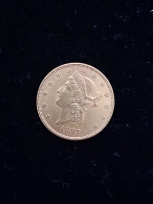 gros plan d'une pièce de monnaie en argent sur une surface noire
