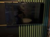 une télévision à écran plat fixée au mur dans une salle de bains