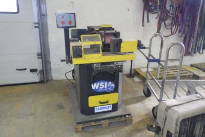 une machine posée sur une palette dans un garage