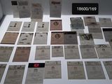 de nombreux documents anciens exposés dans une vitrine