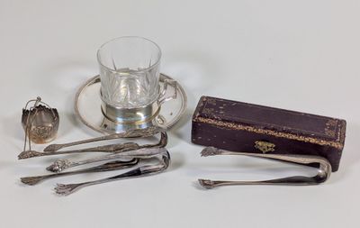un verre d'eau et des couverts posés sur une table