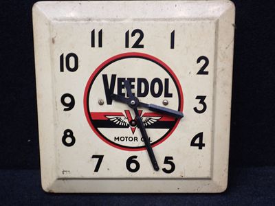 une horloge blanche ornée d'un logo rouge et noir