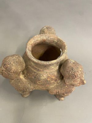 Poterie Méxicaine en terre cuite sacrifée, tripode, avec pie…