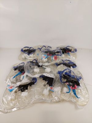 beaucoup de jouets en plastique posés sur une table