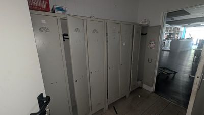 plusieurs casiers dans le couloir d'un immeuble