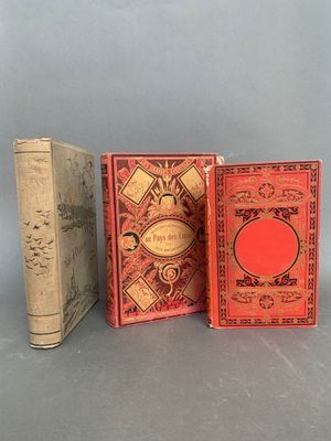 trois livres posés l'un sur l'autre, l'un à côté de l'autre