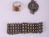 deux bagues et un bracelet sont posés sur une surface blanche
